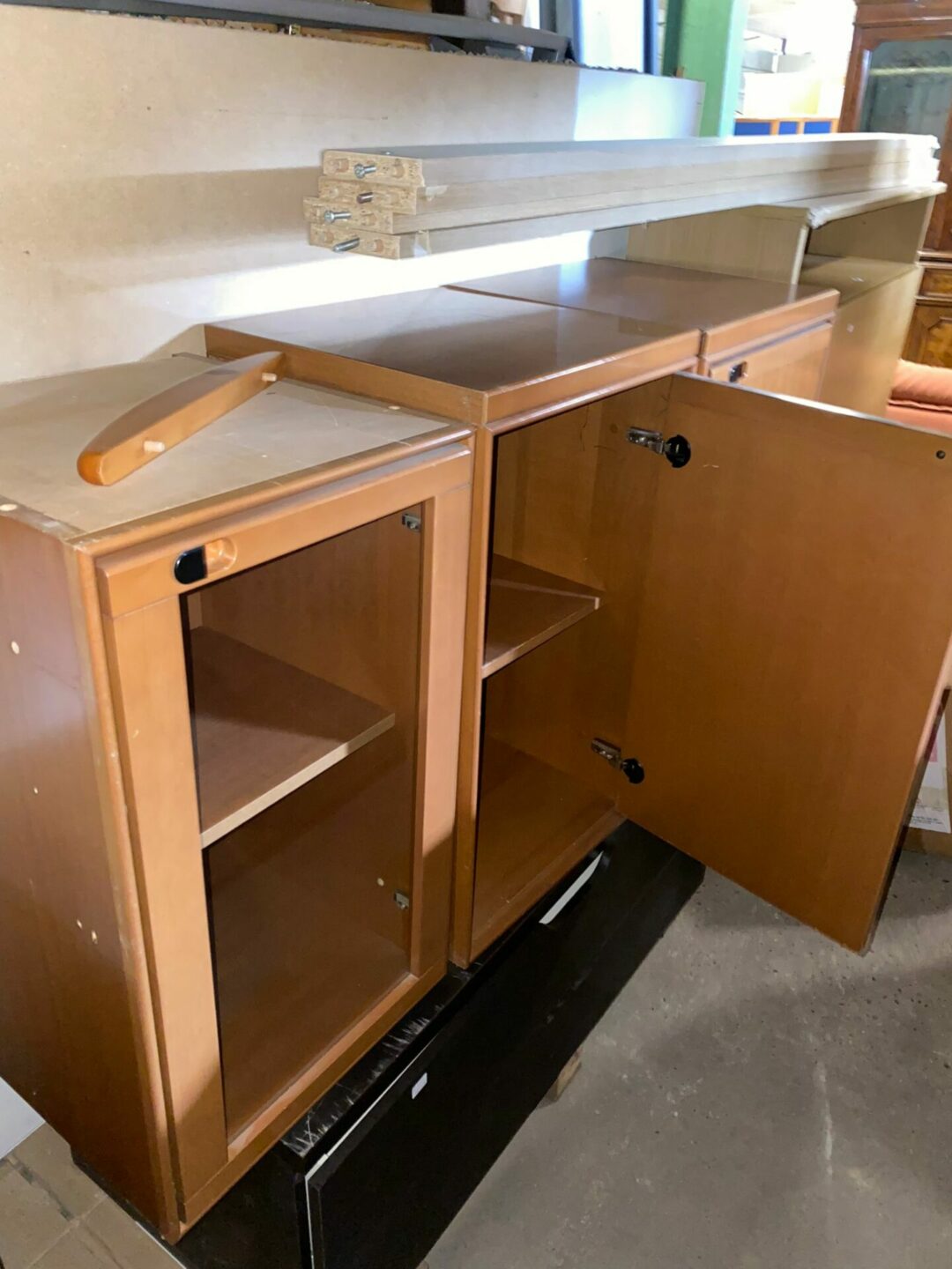 3 pensili legno 2 chiusi e 1 con il vetro S-682 - immagine 2