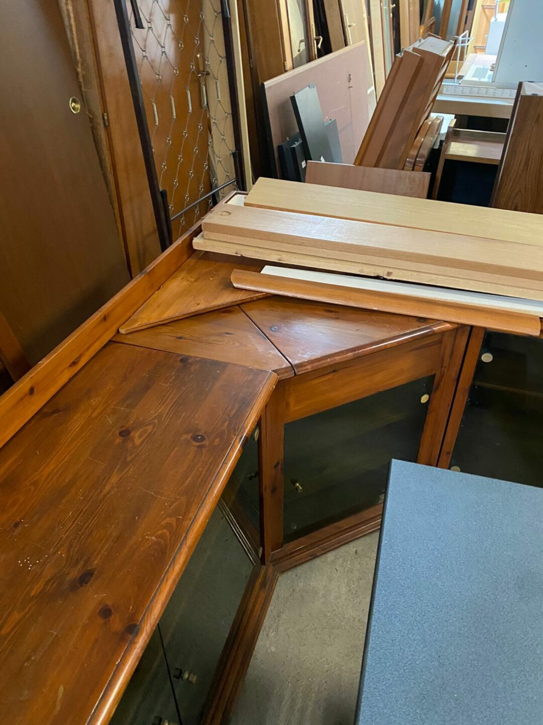 Mobile in legno angolare basso con vetrina S-779 - immagine 2