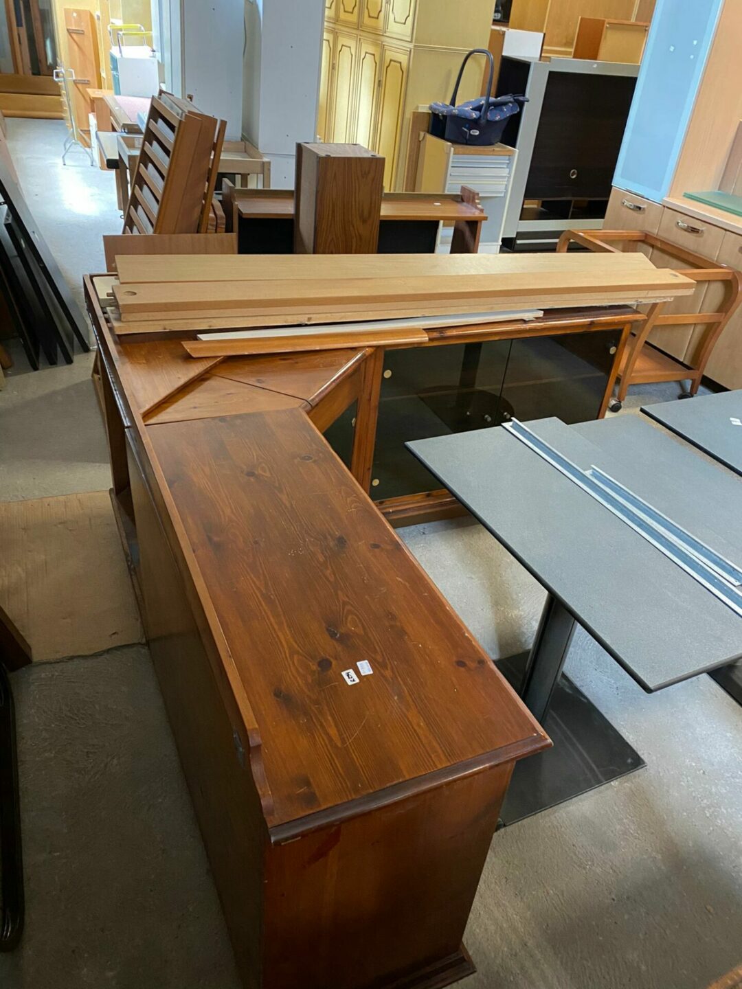 Mobile in legno angolare basso con vetrina S-779