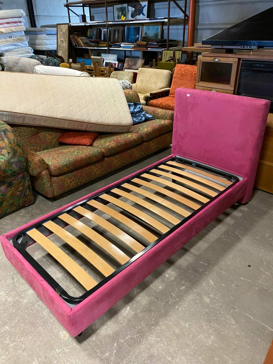 Struttura letto singolo rosa con rete a doghe S-931