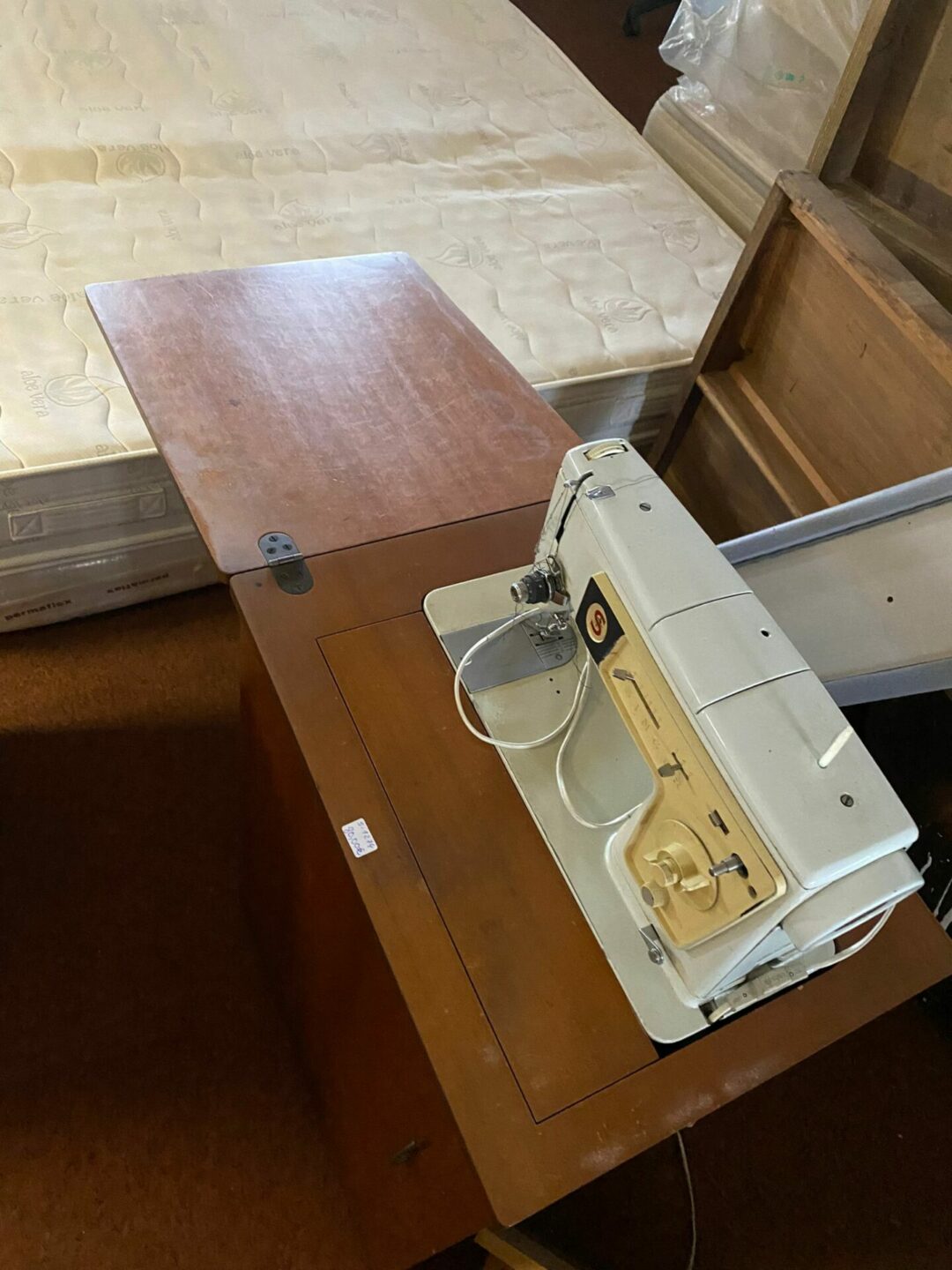 Macchina da cucire con mobile S-1274 - immagine 3