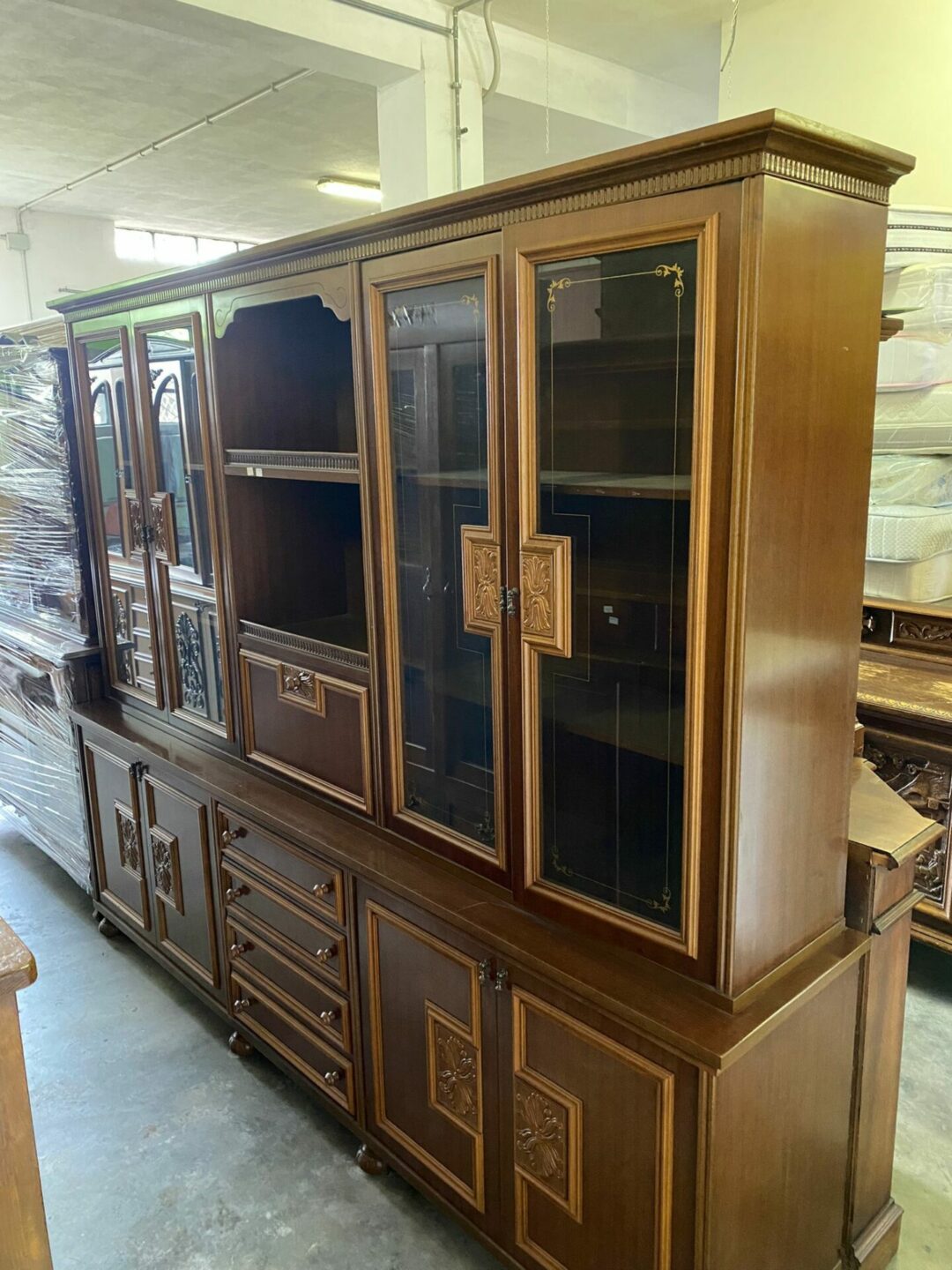 Mobile credenza in legno con vetrina S-1214