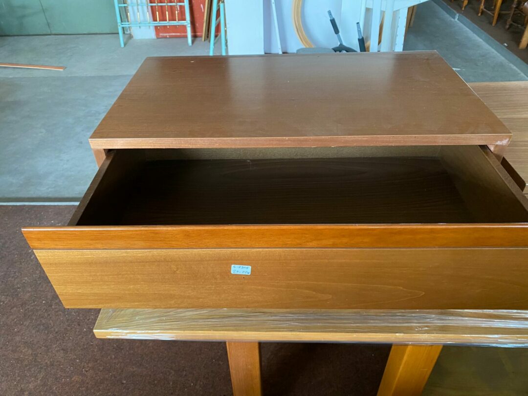 Comodino con 3 cassetti in legno S-1305 - immagine 2