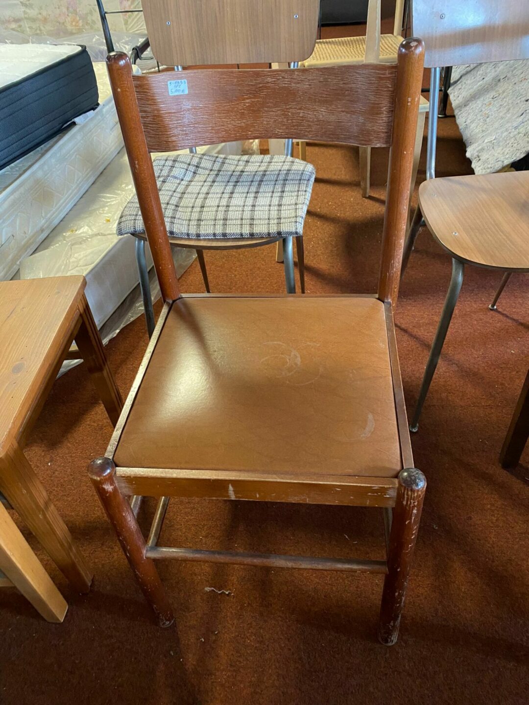 Sedia in legno con seduta in pelle S-1333