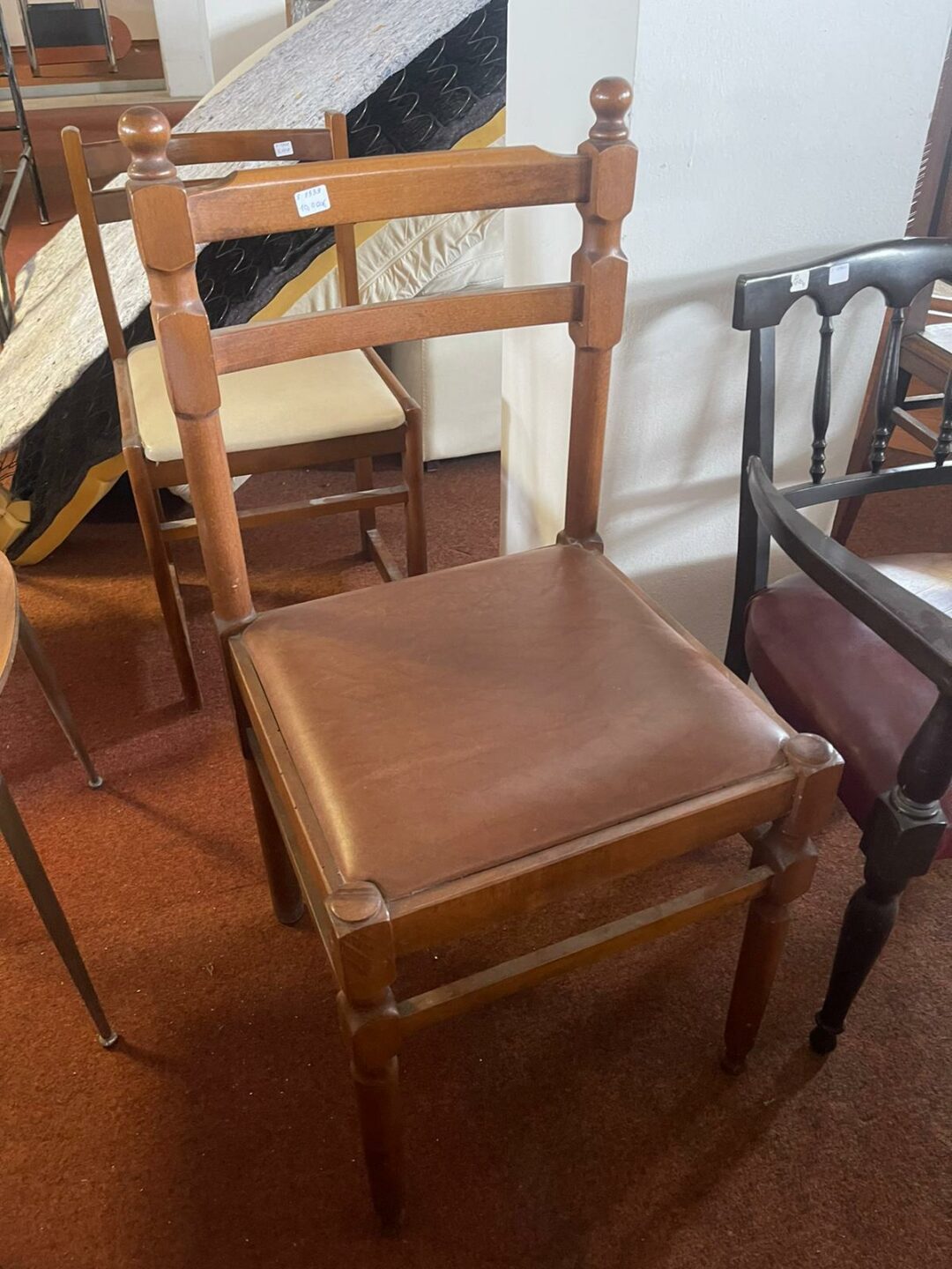 Sedia in legno con seduta in pelle S-1339
