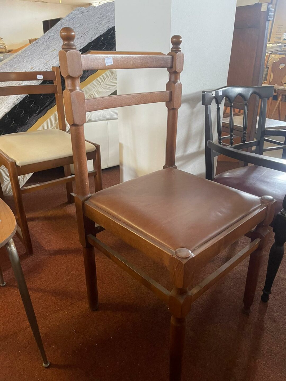 Sedia in legno con seduta in pelle S-1339 - immagine 2