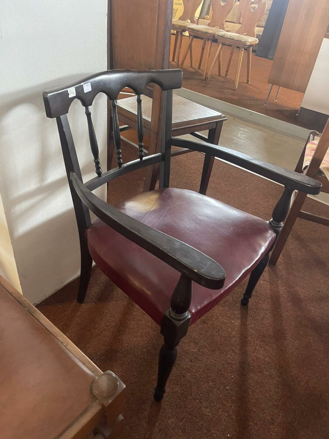 Poltroncina in legno con seduta in pelle S-1340