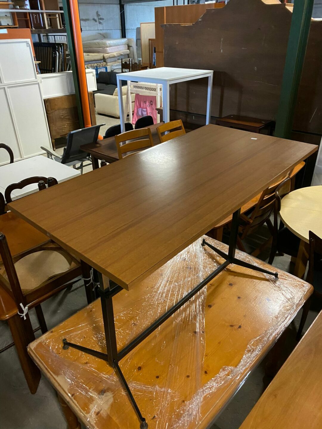 Tavolo con base in legno e struttura in ferro S 1383