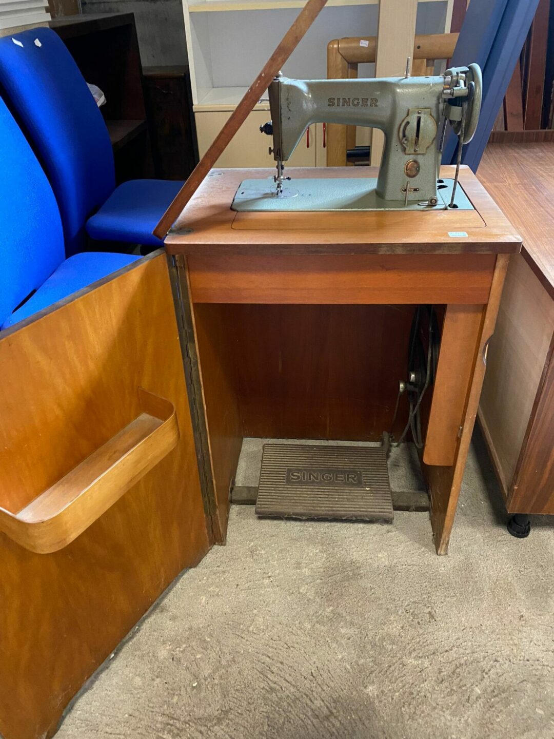 Macchina da cucire singer con mobile in legno S 1407 - immagine 2