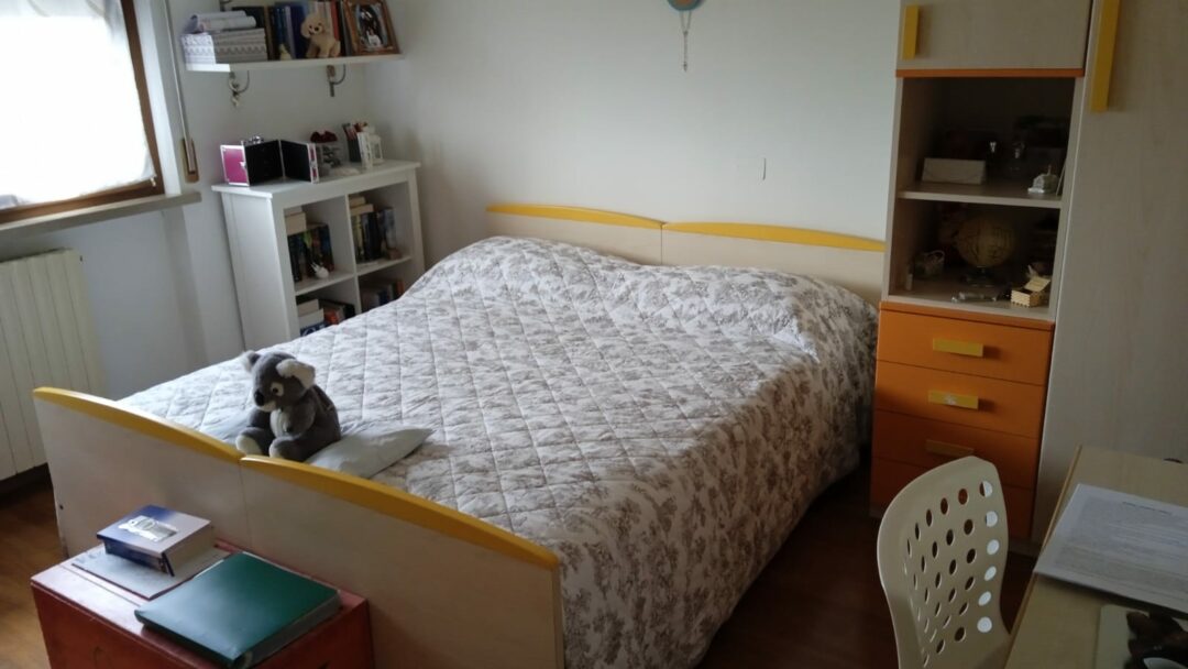 Camera da letto completa di armado 6 ante, scrivania con sedie,mensole e mobiletto, armadio 2 ante, 2 letti singoli S 1534 - immagine 2