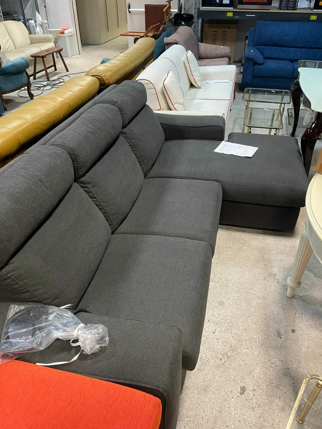 Divano nuovo con penisola reclainer in tessuto made in italy S 1588