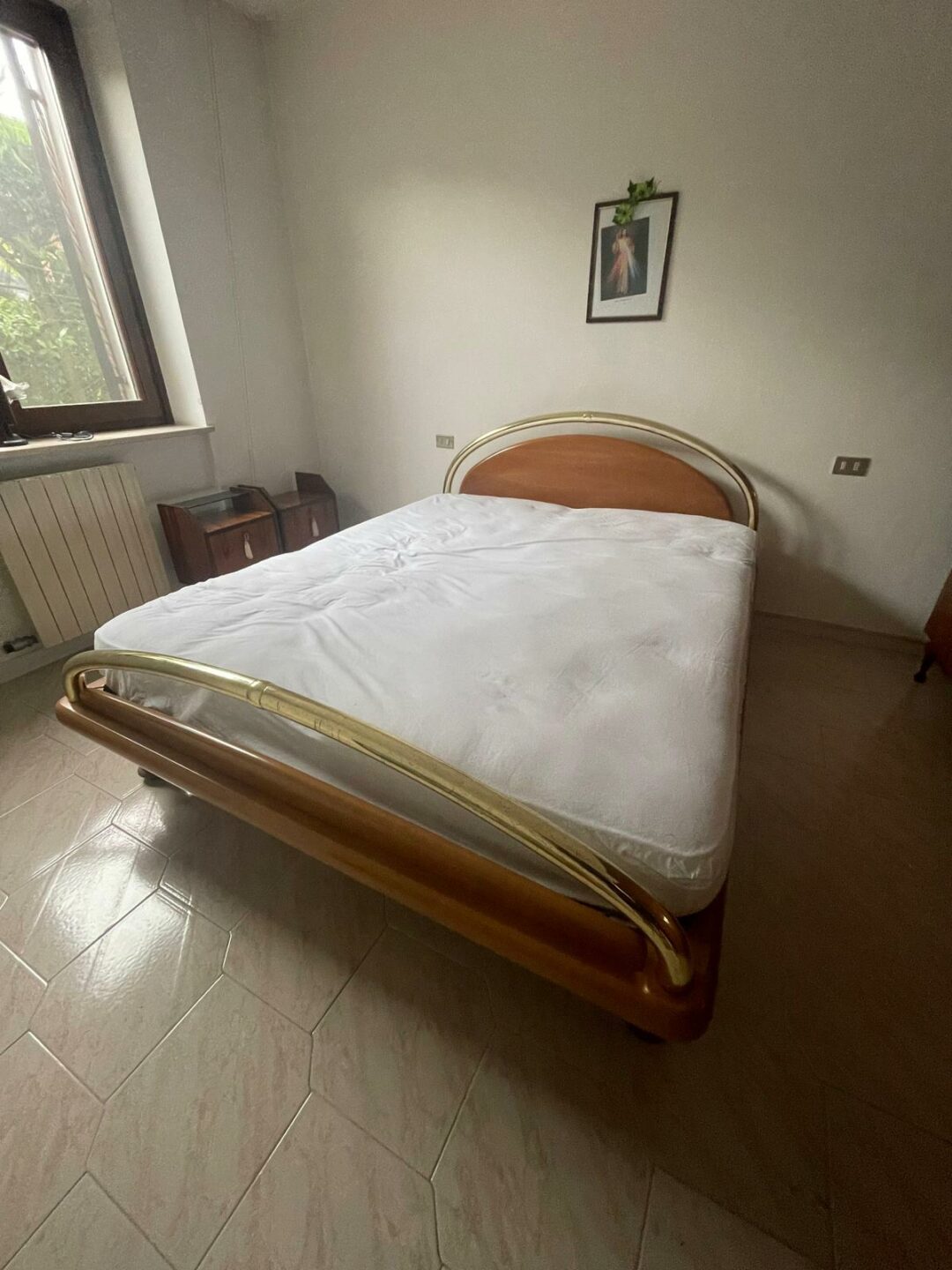 Camera da letto in legno massiccio in stile completa di armadio 4 ante, letto matrimoniale con rete a doghe, 2 comodini S 1808 - immagine 3