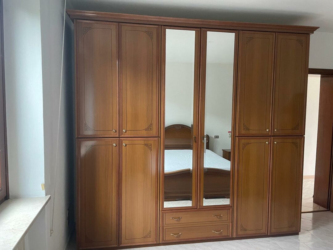 Camera da letto matrimoniale in legno massiccio completa di armadio 6 ante, letto matrimoniale con rete a doghe, 2 comodini, comó S 1809 - immagine 2