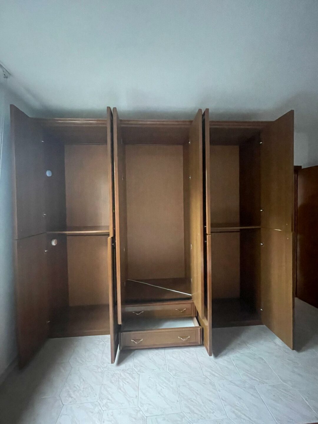 Camera da letto matrimoniale in legno massiccio completa di armadio 6 ante, letto matrimoniale con rete a doghe, 2 comodini, comó S 1809 - immagine 3