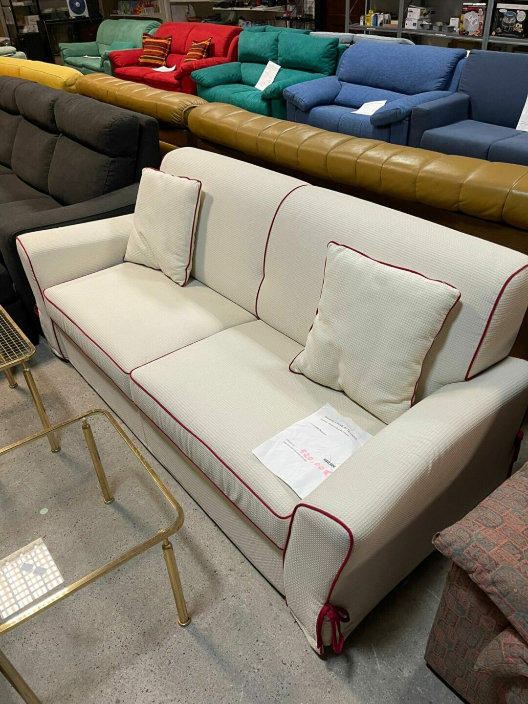 Divano nuovo bianco con bordo rosso in tessuto made in italy S 1589 - immagine 2