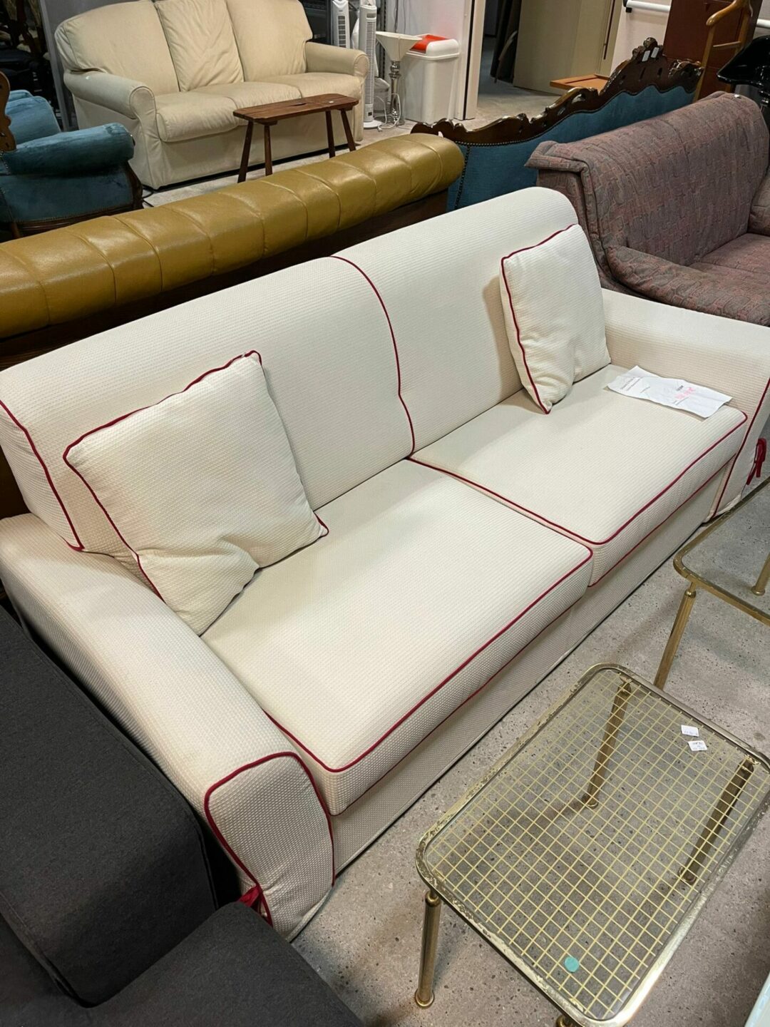 Divano nuovo bianco con bordo rosso in tessuto made in italy S 1589