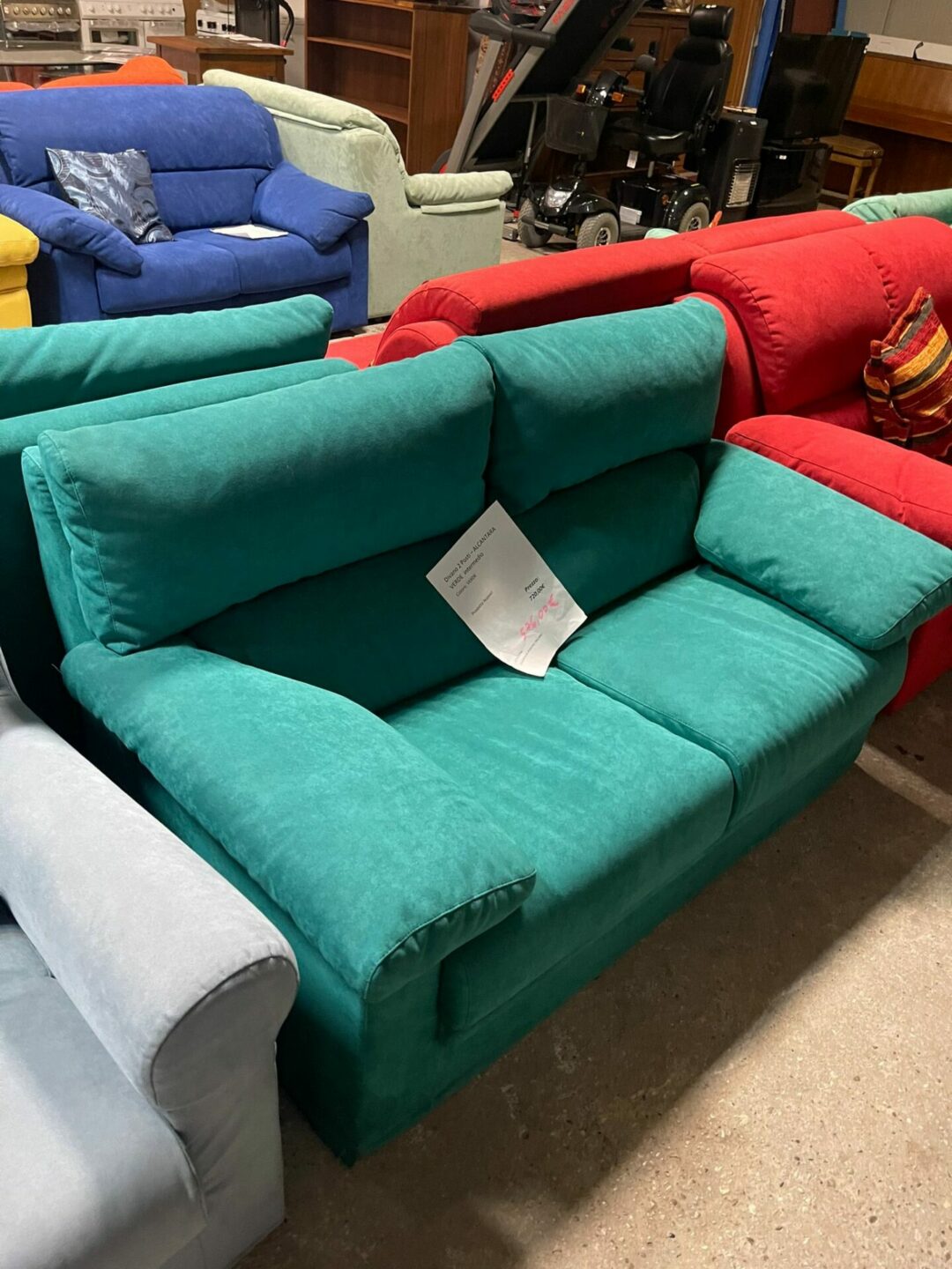 Divano 2 posti nuovo in alcantara colore verde intermedio made in italy S 1601