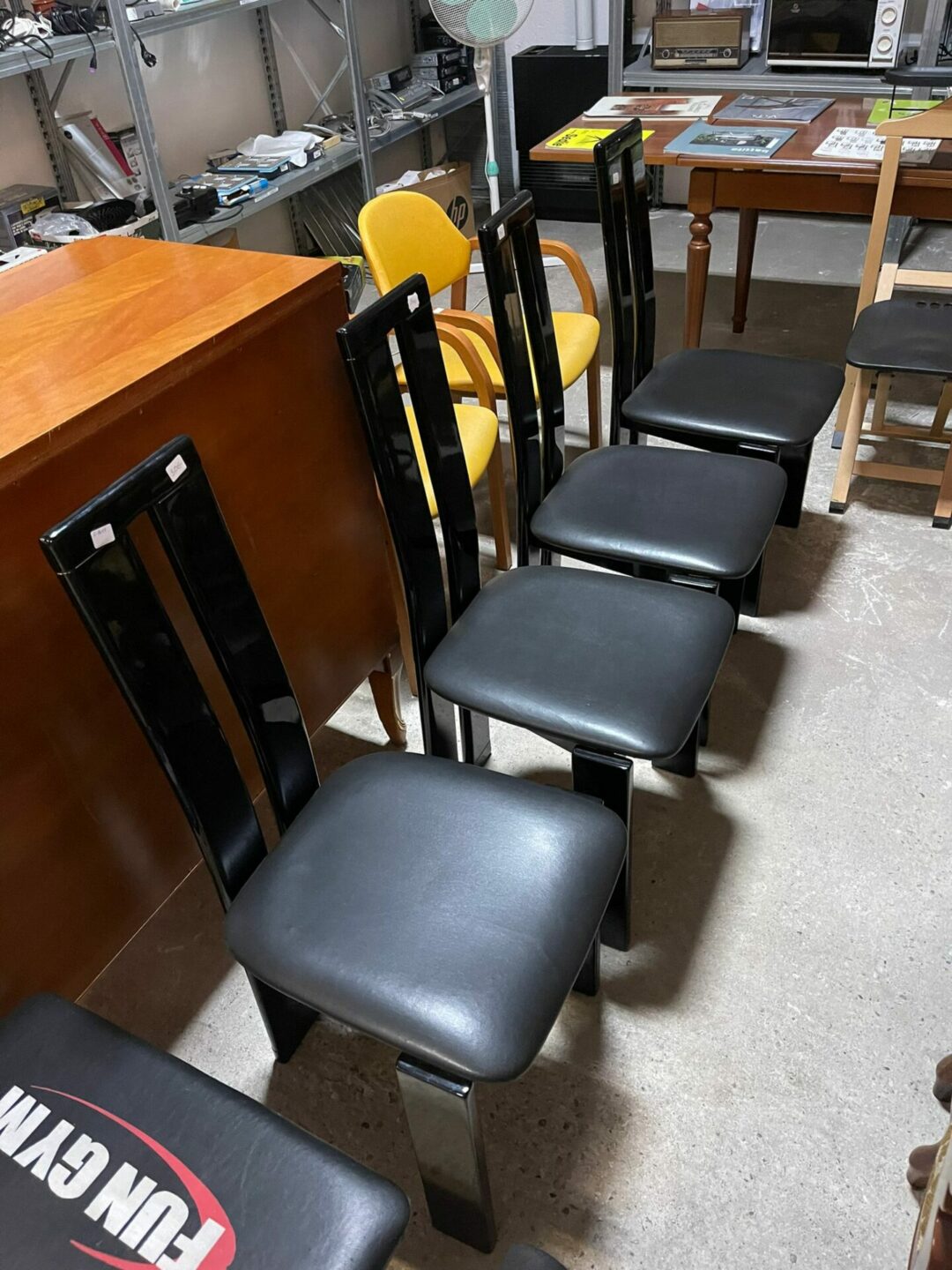 Sedie in legno con la seduta in pelle nera C.V. Art.117 S 1611