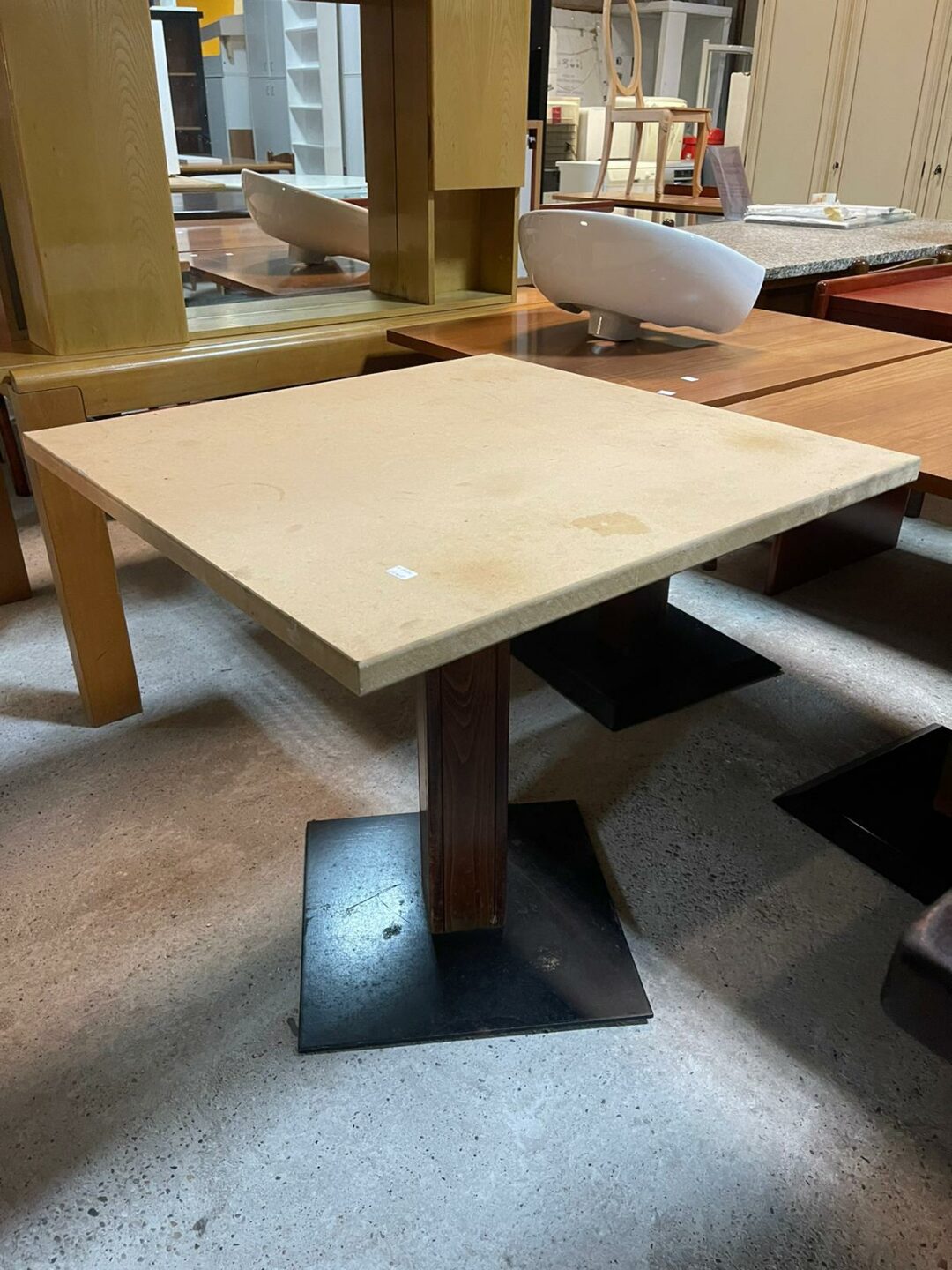 Tavolo quadrato in legno con gamba in ferro centrale S 1676
