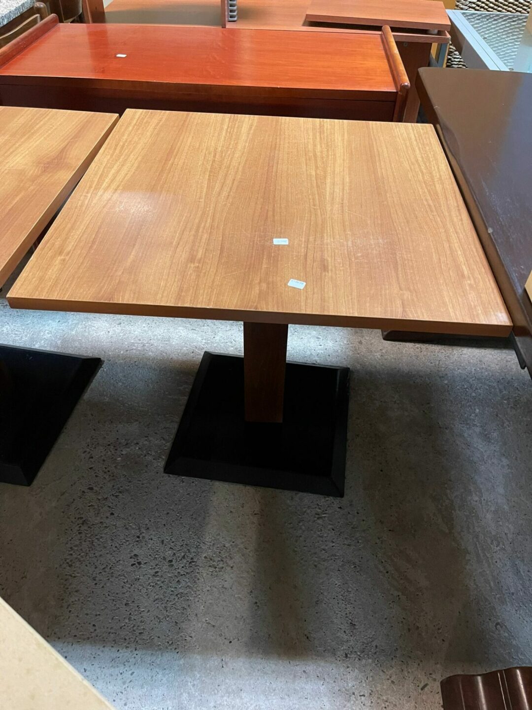 Tavolo quadrato in legno con gamba in ferro centrale S 1677