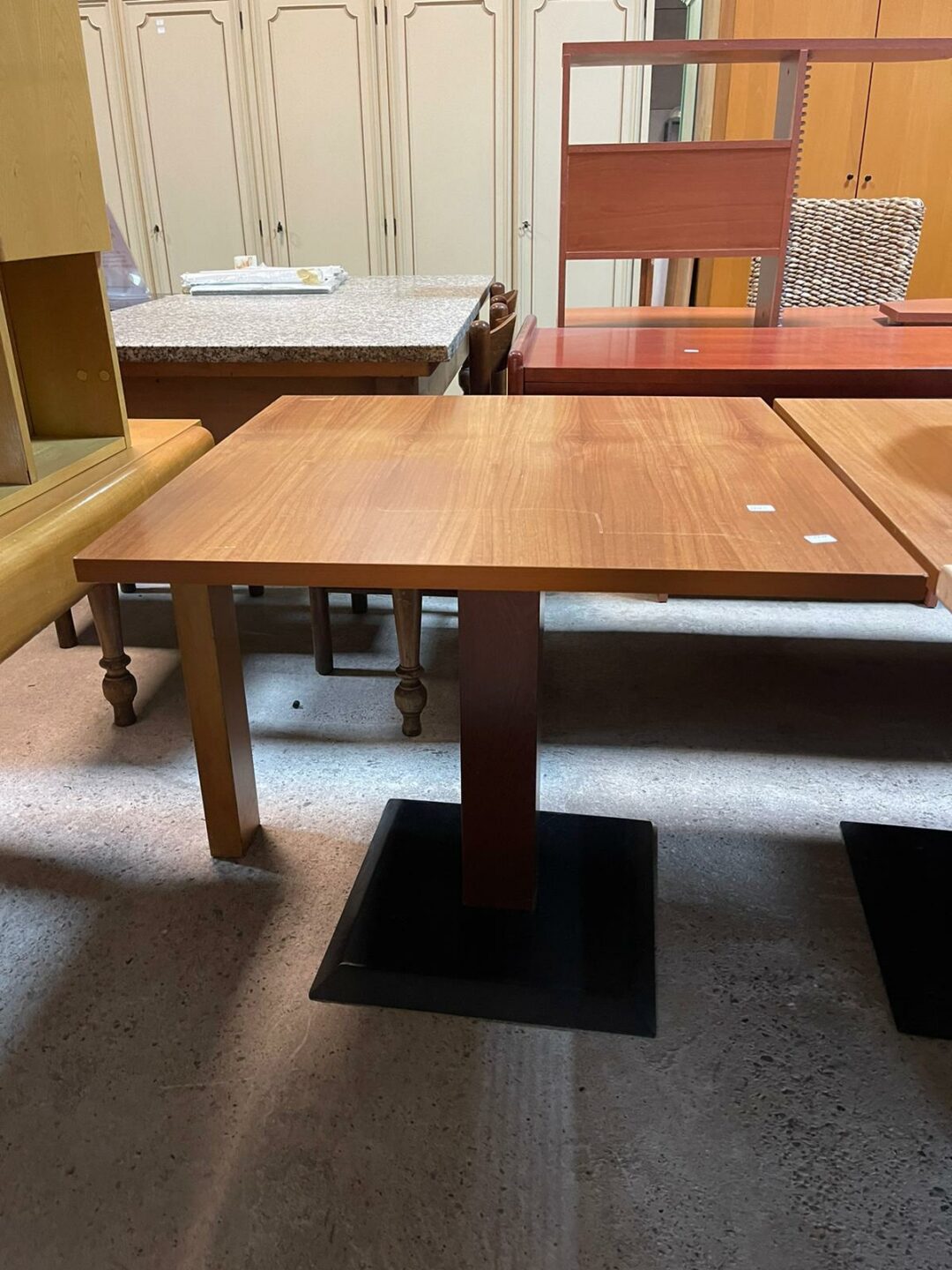 Tavolo quadrato in legno con gamba in ferro centrale S 1678 - immagine 2