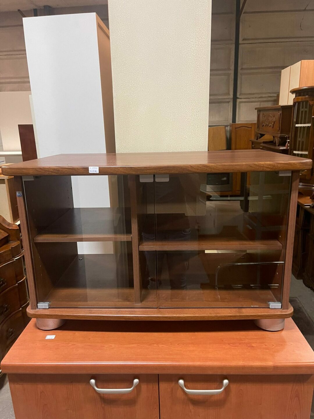 Mobile porta tv in legno con porte in vetro e ruote S 1746