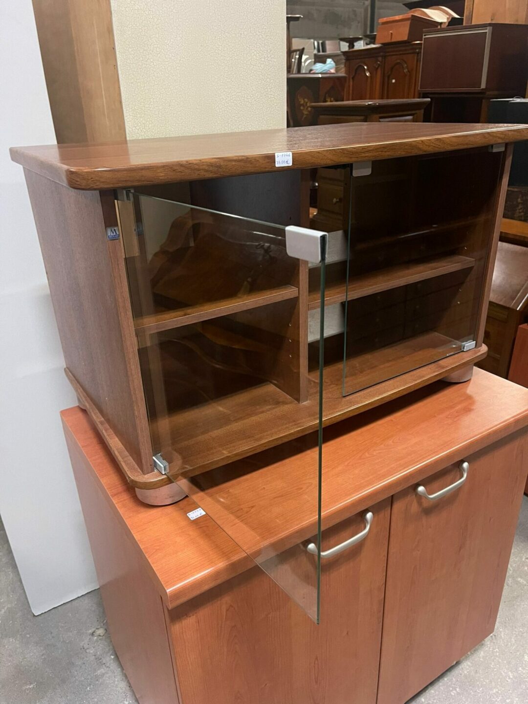 Mobile porta tv in legno con porte in vetro e ruote S 1746 - immagine 2