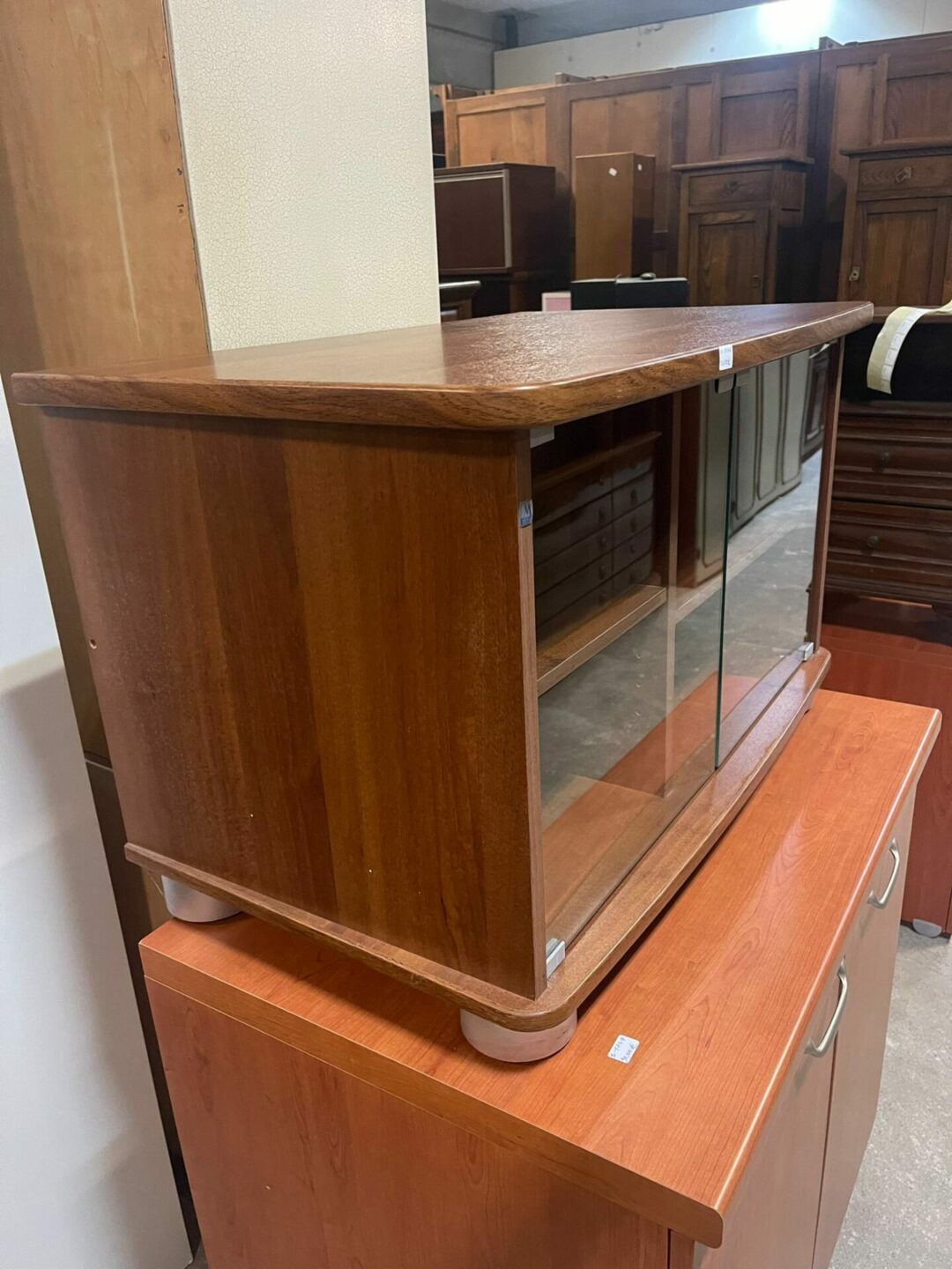 Mobile porta tv in legno con porte in vetro e ruote S 1746 - immagine 3