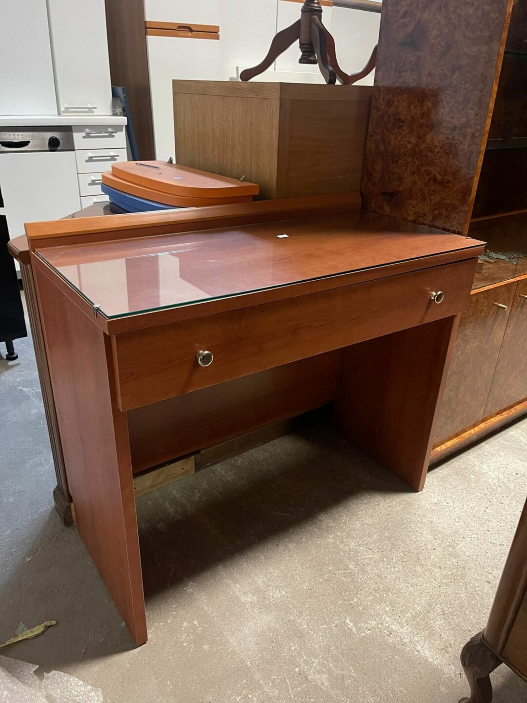 Scrivania in legno con cassetto con piano in vetro sopra S 1799