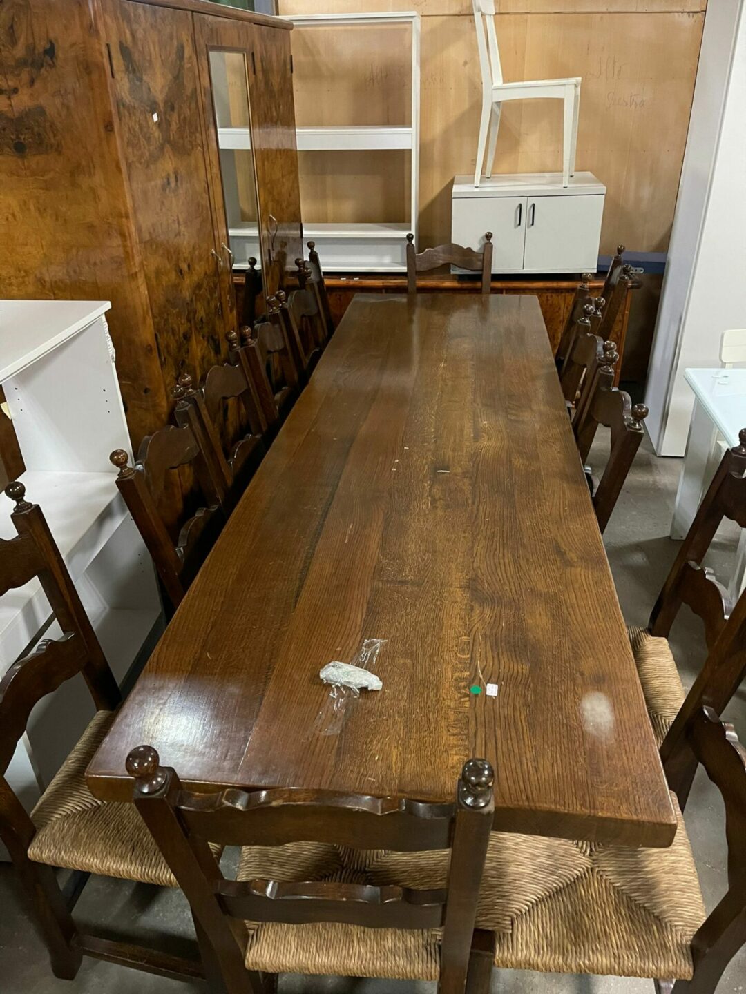 Tavolo massiccio da taverna con 14 sedie con seduta in paglia tutto in legno massiccio c.v. Art.149 S 1910 - immagine 2