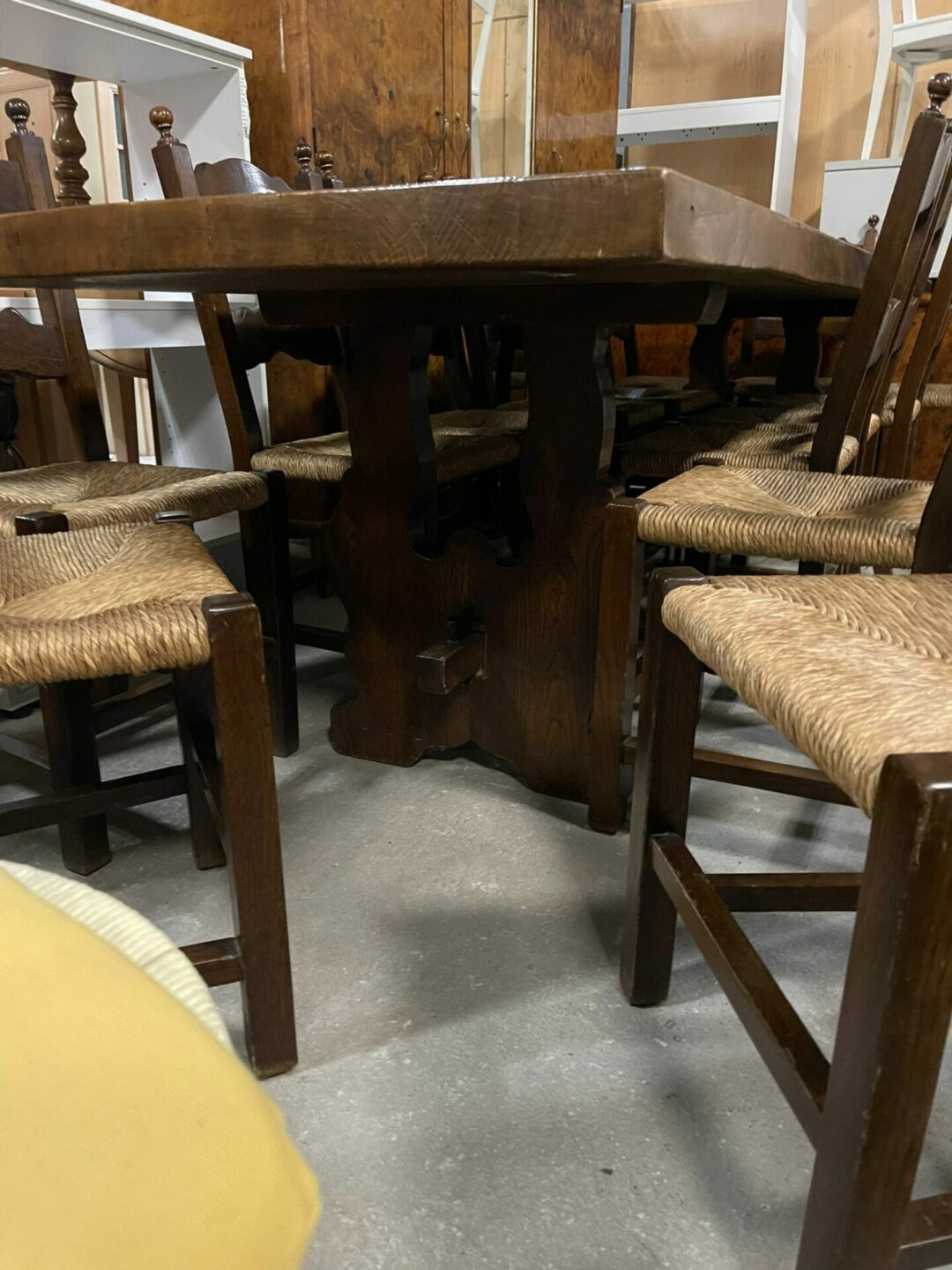 Tavolo massiccio da taverna con 14 sedie con seduta in paglia tutto in legno massiccio c.v. Art.149 S 1910 - immagine 3