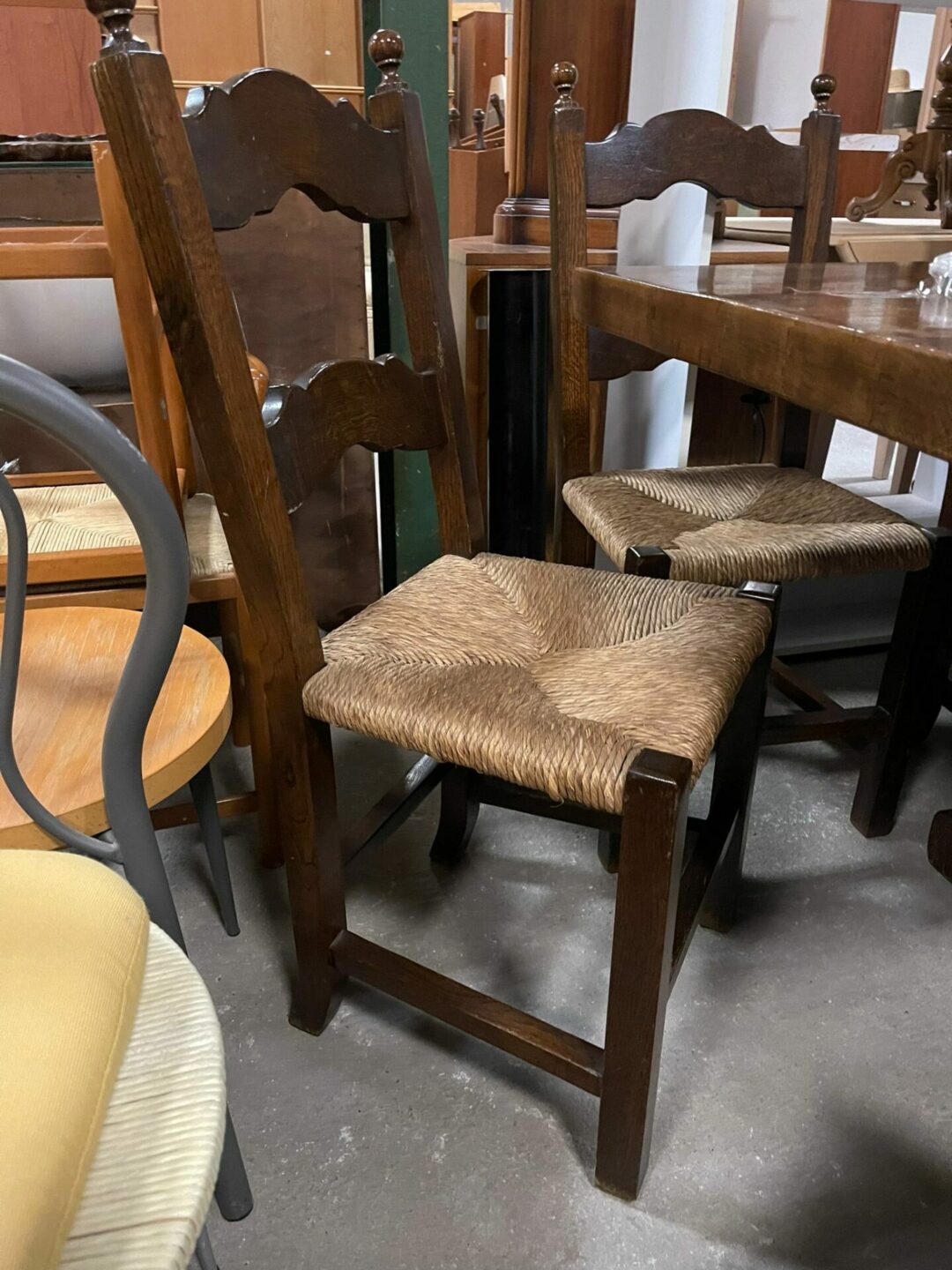 Tavolo massiccio da taverna con 14 sedie con seduta in paglia tutto in legno massiccio c.v. Art.149 S 1910 - immagine 5