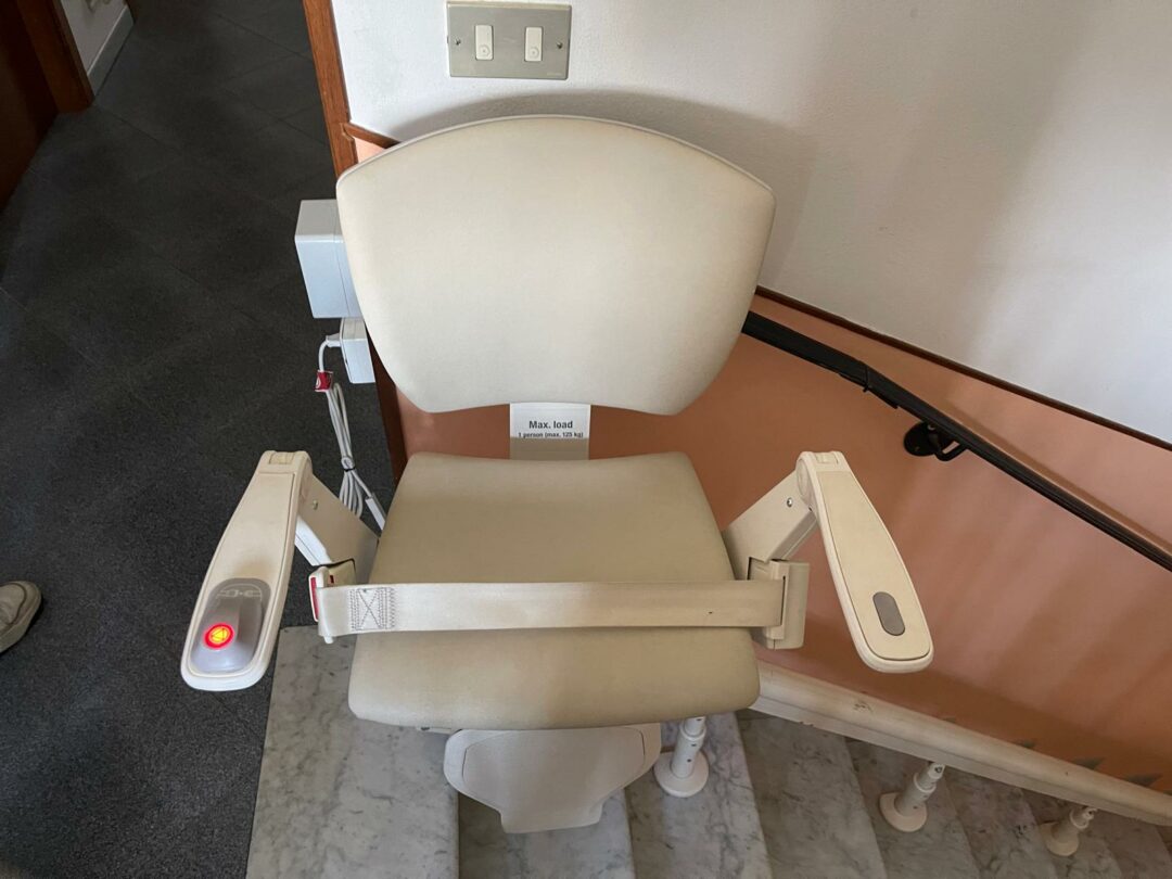 Montascale per disabili/anziani con rotaia S 1972