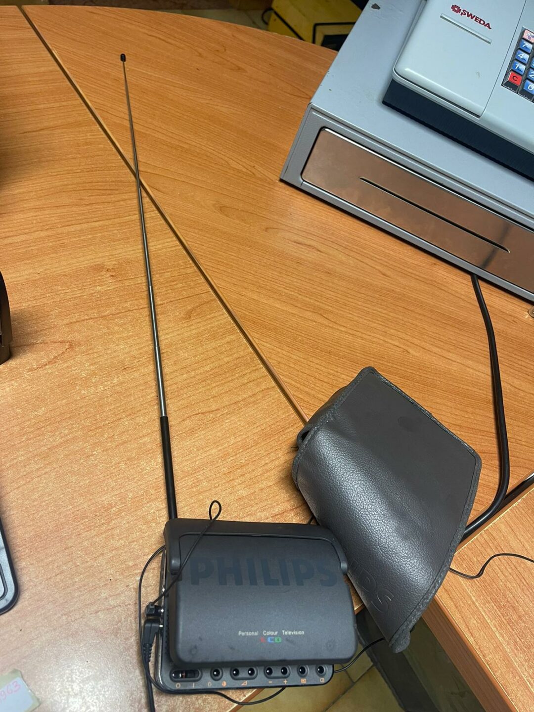 Mini tv Philips 3lc3000 completo di cuffia, carica batteria e custodia S 1976 - immagine 6