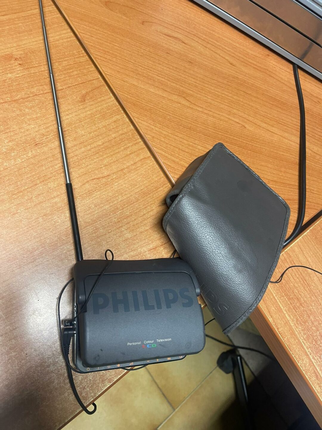 Mini tv Philips 3lc3000 completo di cuffia, carica batteria e custodia S 1976 - immagine 5