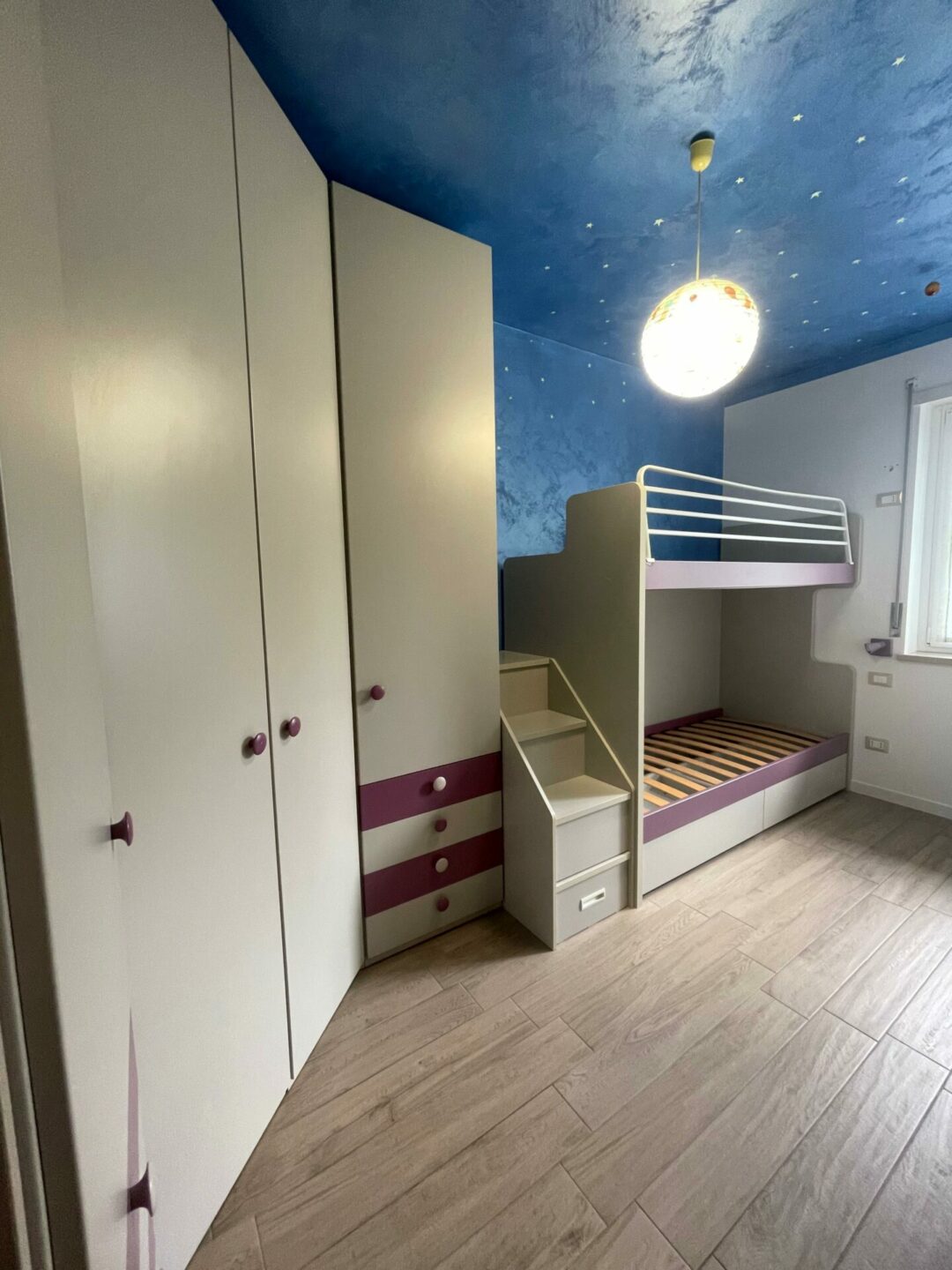Cameretta per bambini in legno in ottimo stato con libreria e scrivania S 1986