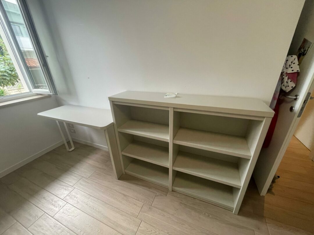 Cameretta per bambini in legno in ottimo stato con libreria e scrivania S 1986 - immagine 5