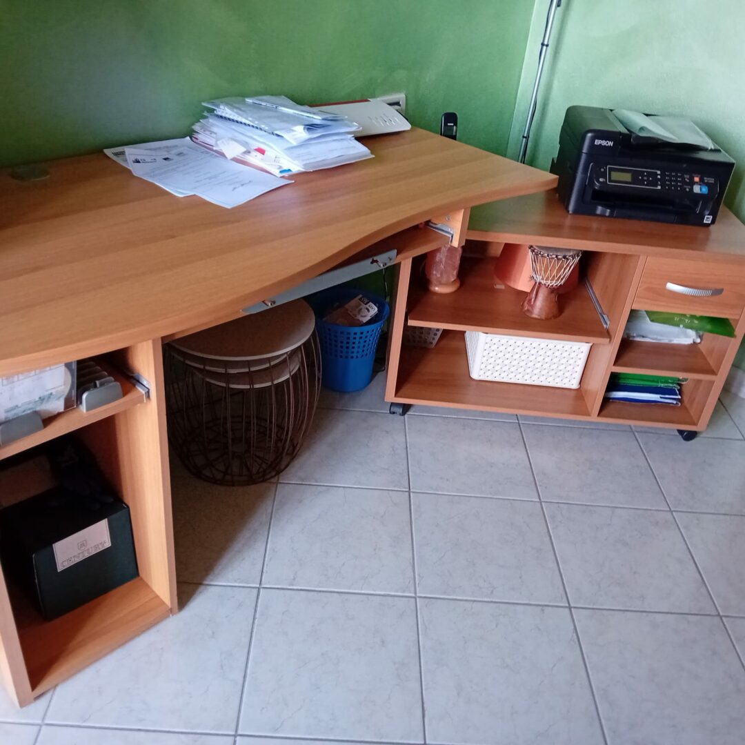 Scrivania composto da 2 componenti in legno con vari accessori c.v. Art.147 S 1907