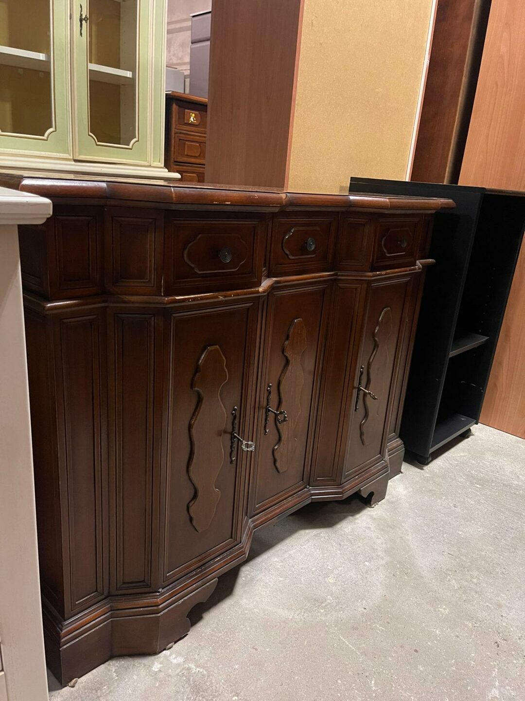 Mobile in legno massiccio con 3 ante e cassettini S 1933