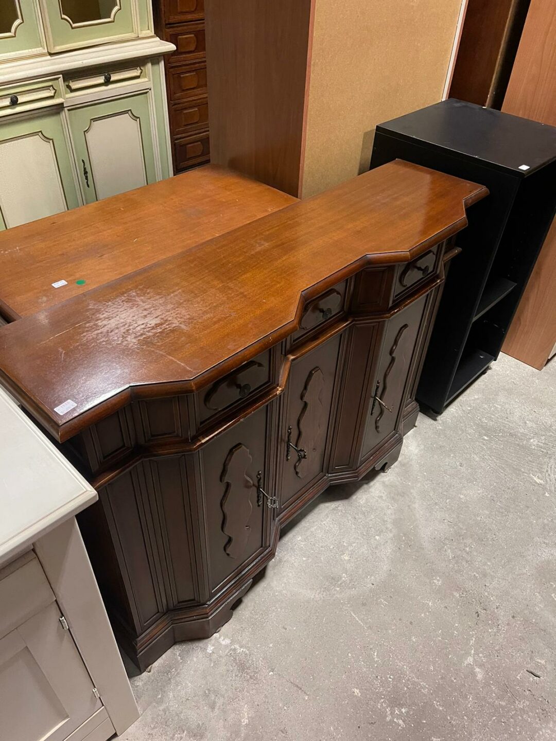 Mobile in legno massiccio con 3 ante e cassettini S 1933 - immagine 2