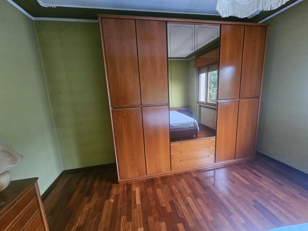 Camera da letto completa di armadio 6 ante, 2 comodini, comò, letto matrimoniale , rete e materasso tutto in legno massiccio S 1953 - immagine 2