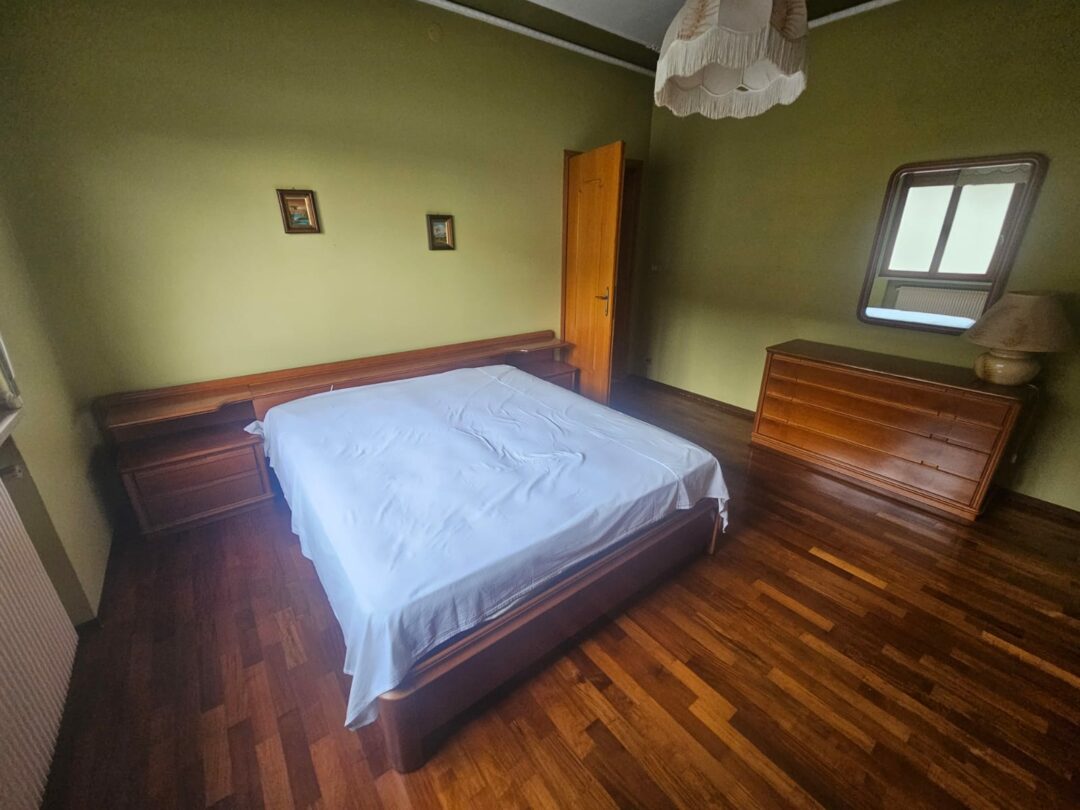 Camera da letto completa di armadio 6 ante, 2 comodini, comò, letto matrimoniale , rete e materasso tutto in legno massiccio S 1953