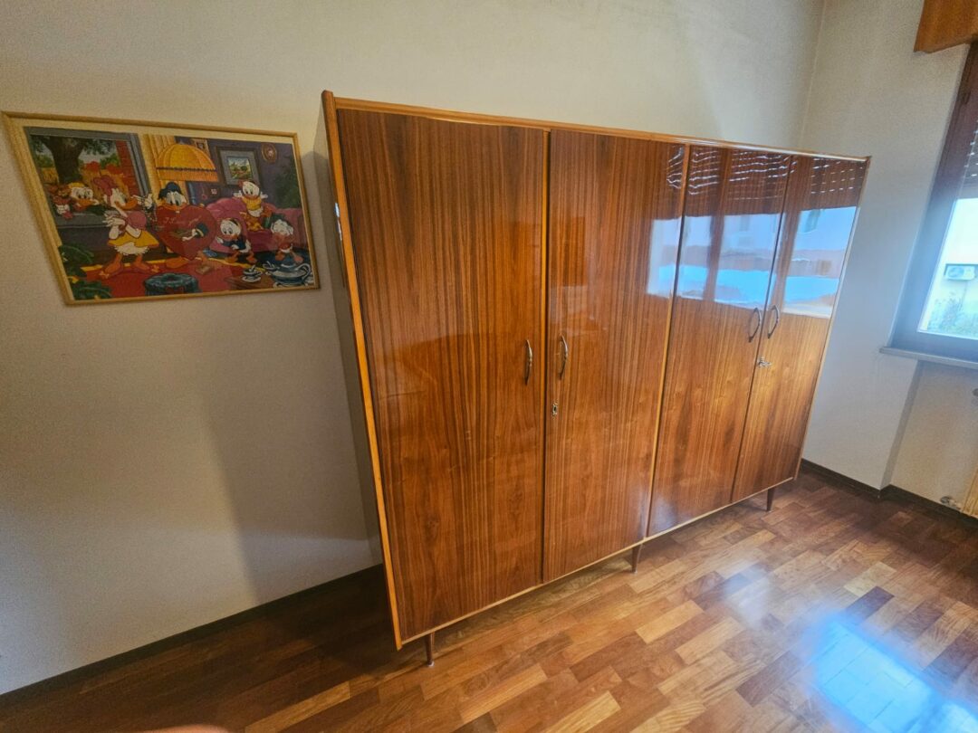 Armadio in 4 ante antico in legno, 1 comodini, 1 letto singolo con rete e materasso, 1 mobile tipo comò S 1955 - immagine 2