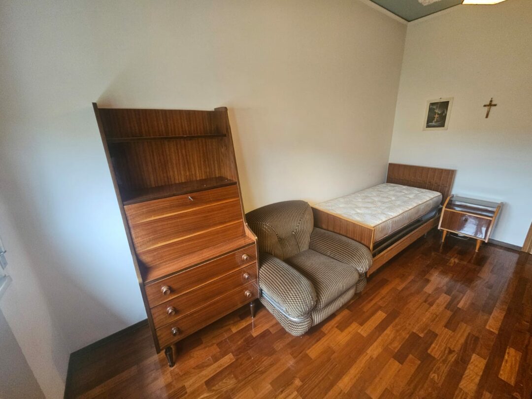 Armadio in 4 ante antico in legno, 1 comodini, 1 letto singolo con rete e materasso, 1 mobile tipo comò S 1955