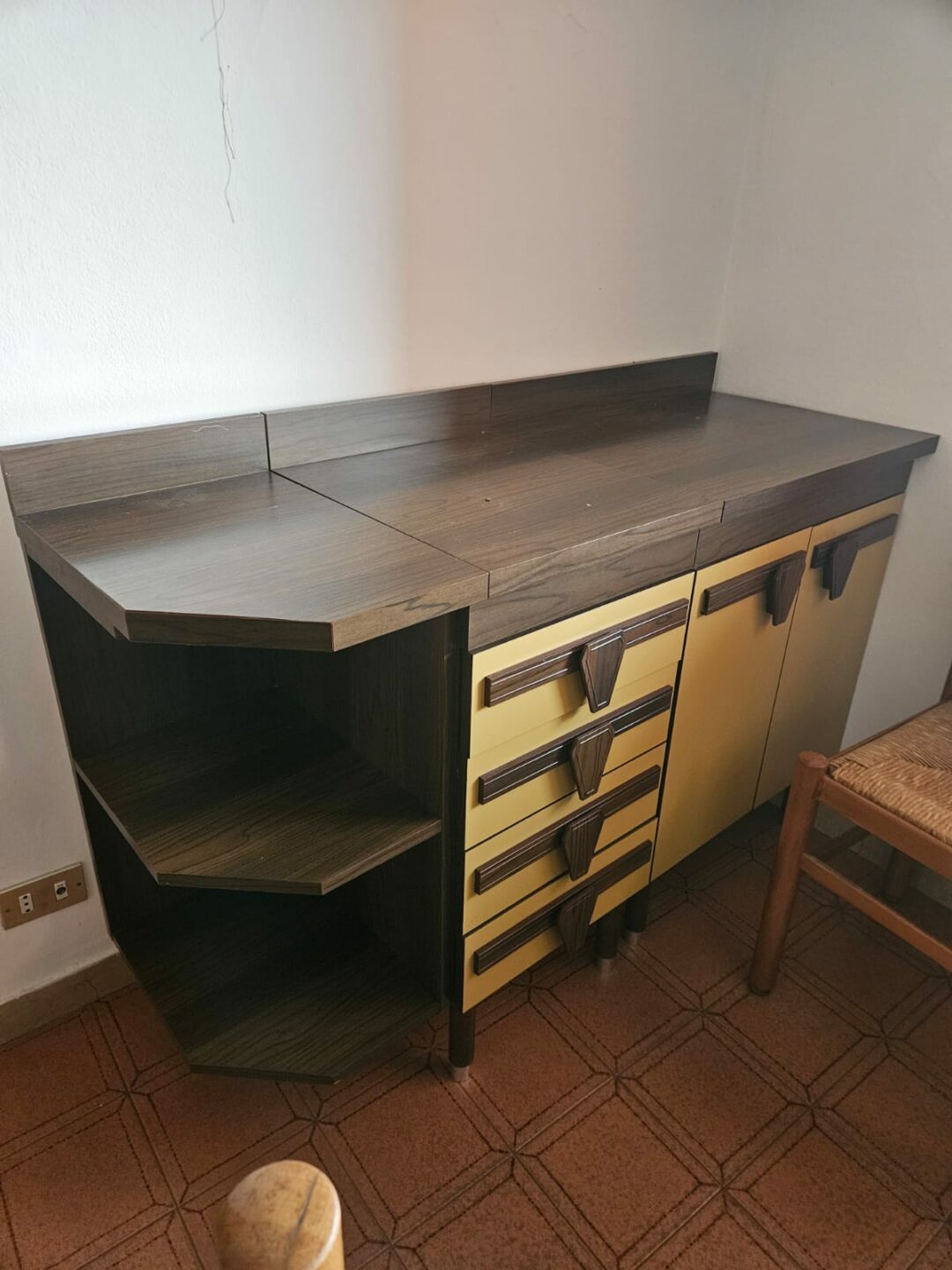 Mobile in legno con 4 cassetti, 2 porte e 1 angolo a ripiani S 1957