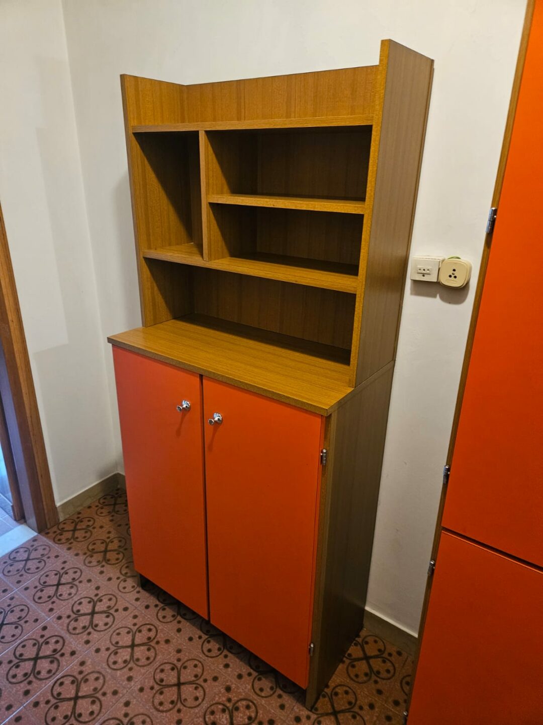Mobile in legno con ripiani e 2 porte S 1960