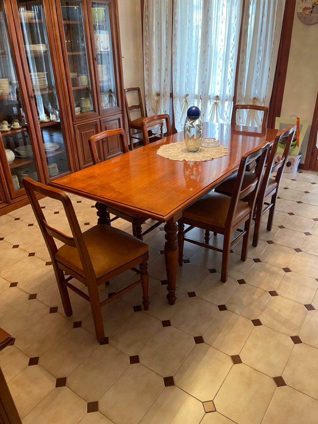 Tavolo massiccio in legno con 4 sedie S 1975