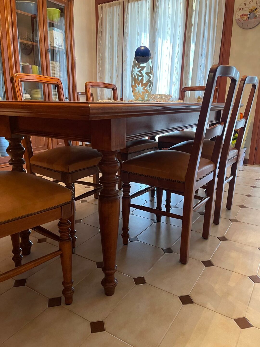 Tavolo massiccio in legno con 4 sedie S 1975 - immagine 2