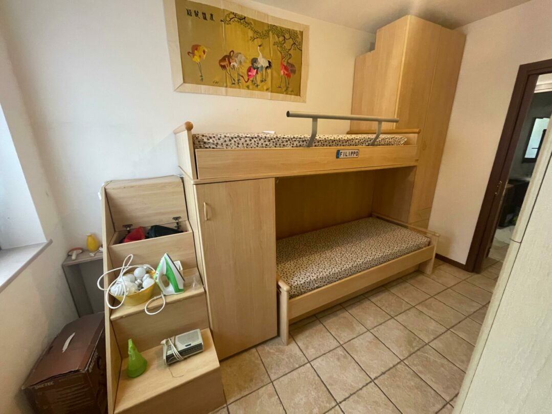 Cameretta a castello in legno con 2 posti letto e armadio S 1966