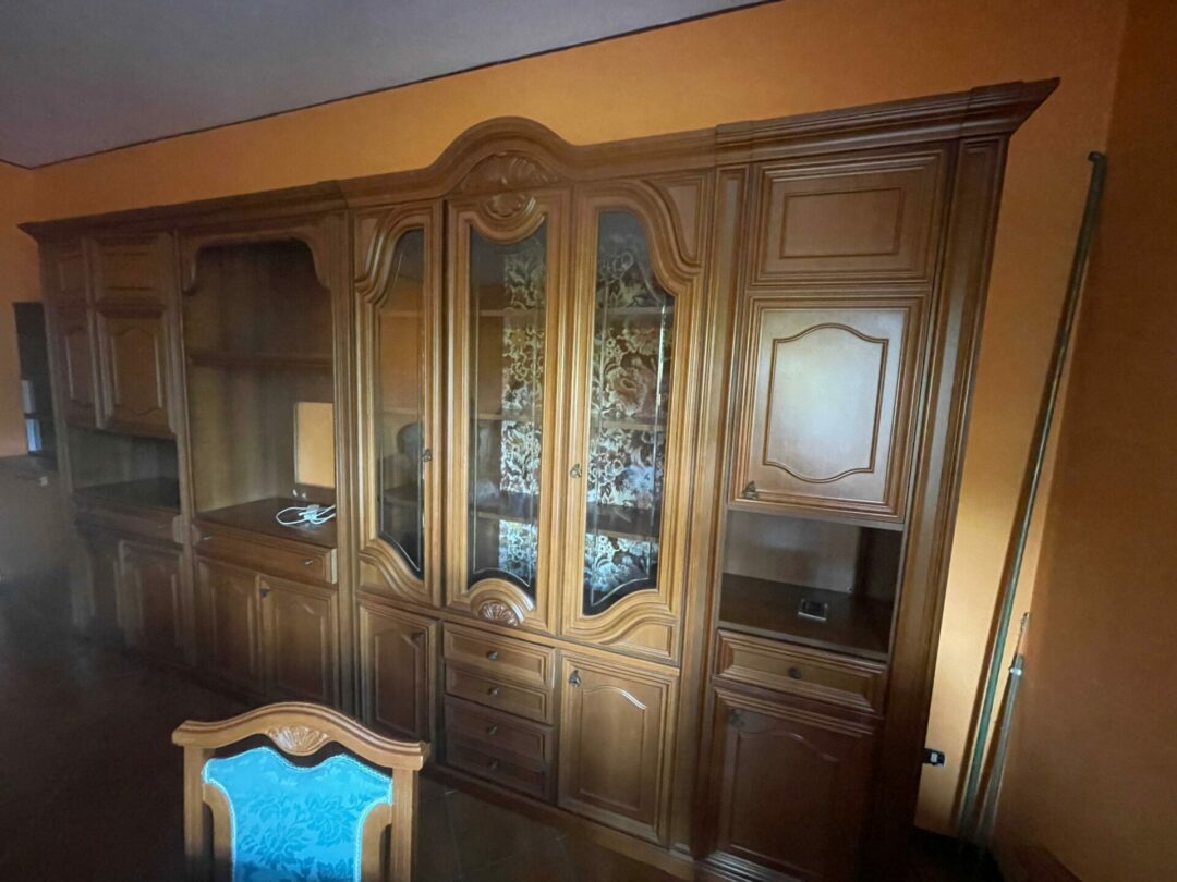 Mobile sala in legno massiccio lineare con vetrina S 1981 - immagine 2